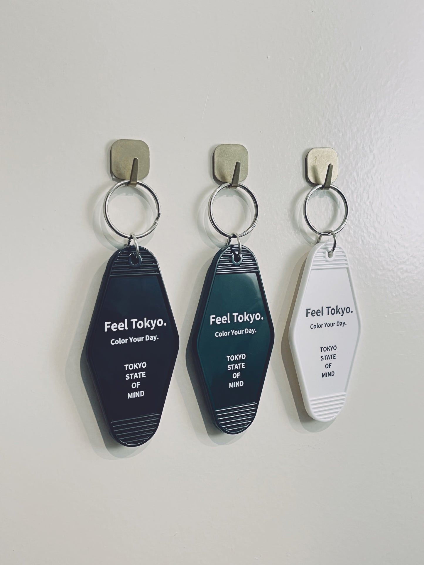 Feel Tokyo. モーテルキーホルダー (白)